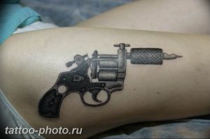 фото тату револьвер 24.12.2018 №387 - photo tattoo revolver - tattoo-photo.ru