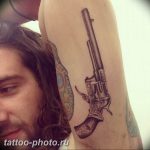 фото тату револьвер 24.12.2018 №389 - photo tattoo revolver - tattoo-photo.ru
