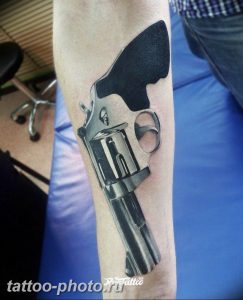 фото тату револьвер 24.12.2018 №400 - photo tattoo revolver - tattoo-photo.ru