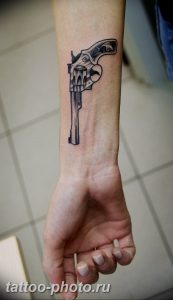 фото тату револьвер 24.12.2018 №432 - photo tattoo revolver - tattoo-photo.ru