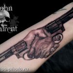фото тату револьвер 24.12.2018 №438 - photo tattoo revolver - tattoo-photo.ru