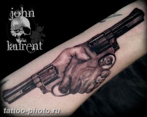 фото тату револьвер 24.12.2018 №438 - photo tattoo revolver - tattoo-photo.ru