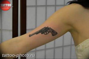 фото тату револьвер 24.12.2018 №439 - photo tattoo revolver - tattoo-photo.ru
