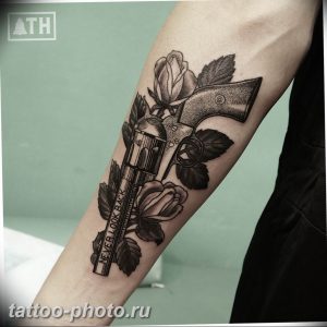 фото тату револьвер 24.12.2018 №440 - photo tattoo revolver - tattoo-photo.ru