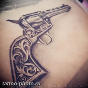 фото тату револьвер 24.12.2018 №441 - photo tattoo revolver - tattoo-photo.ru