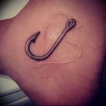 фото тату рыбацкий крючек 08.02.2019 №011 - photo tattoo fishing hook - tattoo-photo.ru