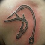 фото тату рыбацкий крючек 08.02.2019 №107 - photo tattoo fishing hook - tattoo-photo.ru