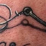 фото тату рыбацкий крючек 08.02.2019 №117 - photo tattoo fishing hook - tattoo-photo.ru