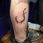 фото тату рыбацкий крючек 08.02.2019 №120 - photo tattoo fishing hook - tattoo-photo.ru