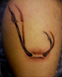 фото тату рыбацкий крючек 08.02.2019 №161 - photo tattoo fishing hook - tattoo-photo.ru