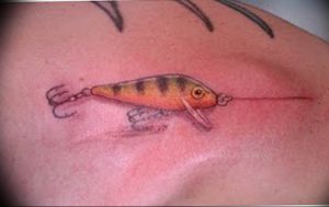 фото тату рыбацкий крючек 08.02.2019 №162 - photo tattoo fishing hook - tattoo-photo.ru
