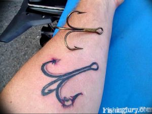 фото тату рыбацкий крючек 08.02.2019 №185 - photo tattoo fishing hook - tattoo-photo.ru