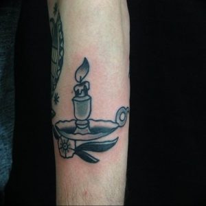 фото тату горящая свеча 20.03.2019 №043 - tattoo burning candle - tattoo-photo.ru