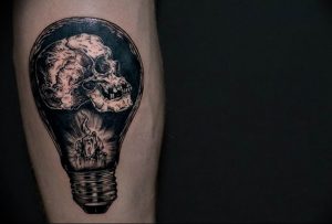 фото тату горящая свеча 20.03.2019 №059 - tattoo burning candle - tattoo-photo.ru