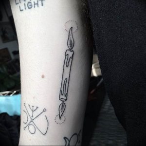 фото тату горящая свеча 20.03.2019 №072 - tattoo burning candle - tattoo-photo.ru