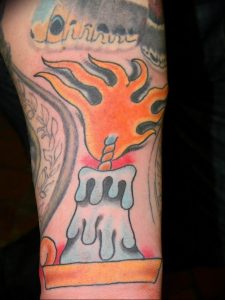 фото тату горящая свеча 20.03.2019 №081 - tattoo burning candle - tattoo-photo.ru