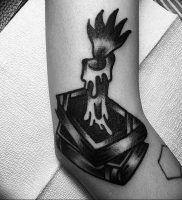 фото тату горящая свеча 20.03.2019 №091 — tattoo burning candle — tattoo-photo.ru