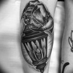 фото тату фонарь со свечой 20.03.2019 №010 - tattoo lantern with a candle - tattoo-photo.ru