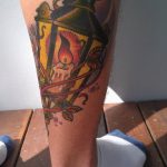 фото тату фонарь со свечой 20.03.2019 №024 - tattoo lantern with a candle - tattoo-photo.ru