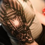 фото тату фонарь со свечой 20.03.2019 №039 - tattoo lantern with a candle - tattoo-photo.ru