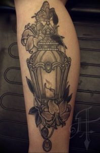 фото тату фонарь со свечой 20.03.2019 №043 - tattoo lantern with a candle - tattoo-photo.ru
