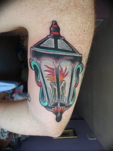 фото тату фонарь со свечой 20.03.2019 №045 - tattoo lantern with a candle - tattoo-photo.ru