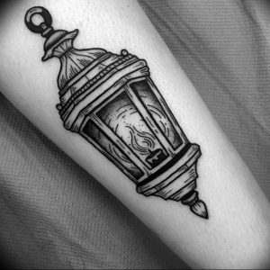 фото тату фонарь со свечой 20.03.2019 №056 - tattoo lantern with a candle - tattoo-photo.ru