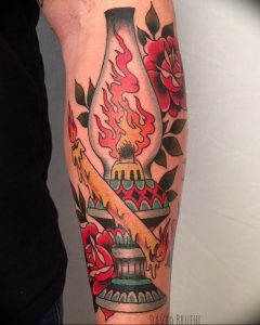 фото тату фонарь со свечой 20.03.2019 №122 - tattoo lantern with a candle - tattoo-photo.ru