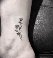 фото мини тату тюльпан 06.04.2019 №004 — mini tattoo tulip — tattoo-photo.ru