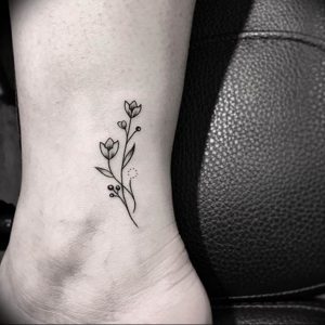 фото мини тату тюльпан 06.04.2019 №004 - mini tattoo tulip - tattoo-photo.ru