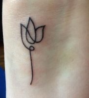 фото мини тату тюльпан 06.04.2019 №006 — mini tattoo tulip — tattoo-photo.ru