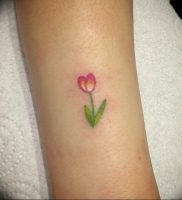 фото мини тату тюльпан 06.04.2019 №008 — mini tattoo tulip — tattoo-photo.ru