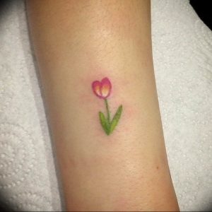 фото мини тату тюльпан 06.04.2019 №008 - mini tattoo tulip - tattoo-photo.ru