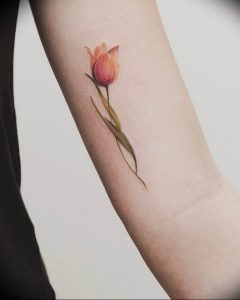 фото мини тату тюльпан 06.04.2019 №009 - mini tattoo tulip - tattoo-photo.ru