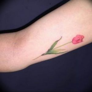 фото мини тату тюльпан 06.04.2019 №010 - mini tattoo tulip - tattoo-photo.ru