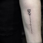 фото мини тату тюльпан 06.04.2019 №018 - mini tattoo tulip - tattoo-photo.ru