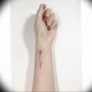 фото мини тату тюльпан 06.04.2019 №029 - mini tattoo tulip - tattoo-photo.ru