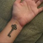 фото тату Ключ 03.05.2019 №057 - tattoo key - tattoo-photo.ru