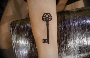 фото тату Ключ 03.05.2019 №212 - tattoo key - tattoo-photo.ru