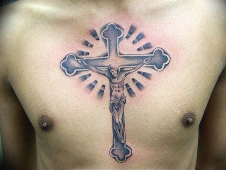 Татуировка в виде Креста на груди