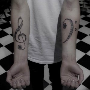 фото тату басовый ключ 01.05.2019 №149 - tattoo bass clef - tattoo-photo.ru