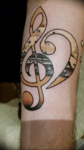 фото тату басовый ключ 01.05.2019 №163 - tattoo bass clef - tattoo-photo.ru