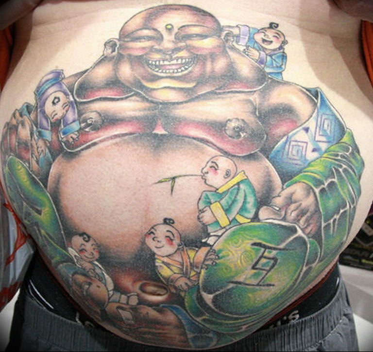 Татуировка на толстом животе