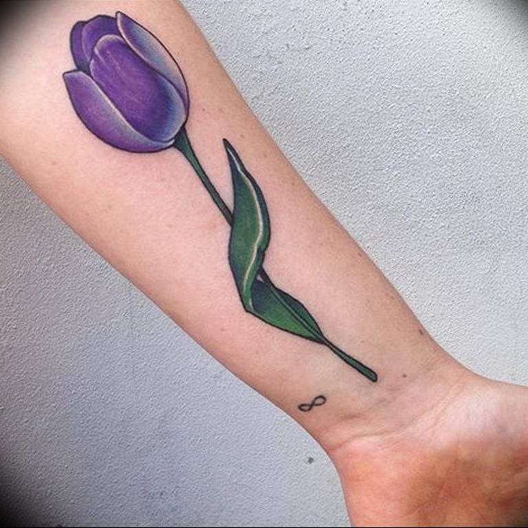фото тату в виде тюльпана 06.04.2019 № 002 - tulip tattoo - tattoo-photo.ru...