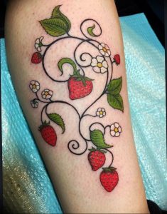 фото тату клубника 10.04.2019 №004 - strawberry tattoo - tattoo-photo.ru