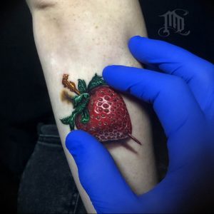 фото тату клубника 10.04.2019 №005 - strawberry tattoo - tattoo-photo.ru