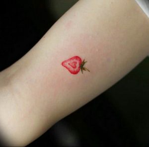 фото тату клубника 10.04.2019 №019 - strawberry tattoo - tattoo-photo.ru
