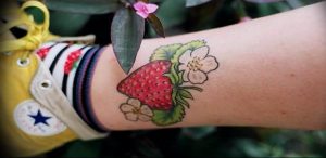 фото тату клубника 10.04.2019 №039 - strawberry tattoo - tattoo-photo.ru