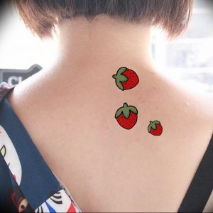 фото тату клубника 10.04.2019 №046 - strawberry tattoo - tattoo-photo.ru