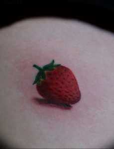 фото тату клубника 10.04.2019 №101 - strawberry tattoo - tattoo-photo.ru
